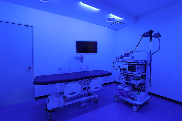 内視鏡室はブルーライト照明を備え、診断力の向上に努めております